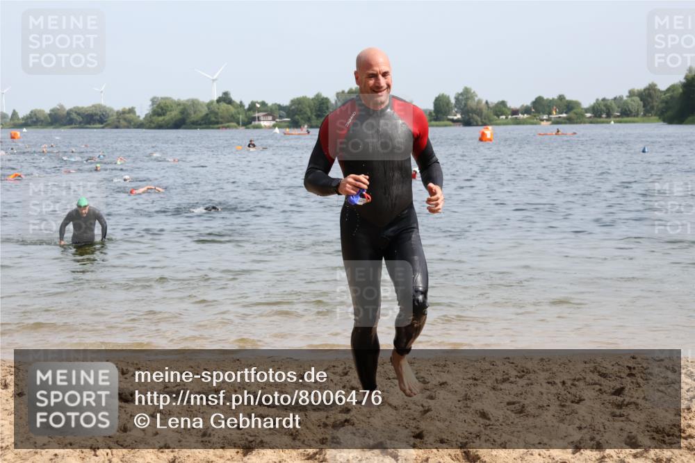 15.06.2025 - 27. Vierlanden-Triathlon Lena Gebhardt http://msf.ph/oto/8006476 15.06.2025 10:04:21 Schwimmen 411, 416, 426, 453, 464 meine-sportfotos.de