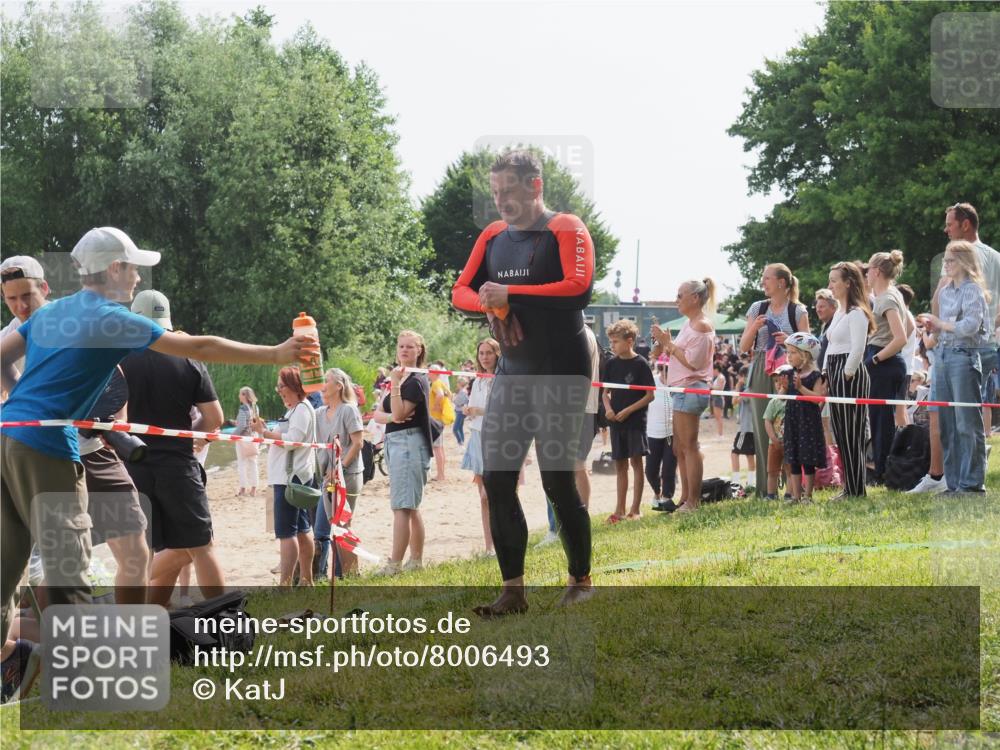 15.06.2025 - 27. Vierlanden-Triathlon KatJ http://msf.ph/oto/8006493 15.06.2025 10:05:39 Schwimmen 366, 378, 401, 409, 413 meine-sportfotos.de
