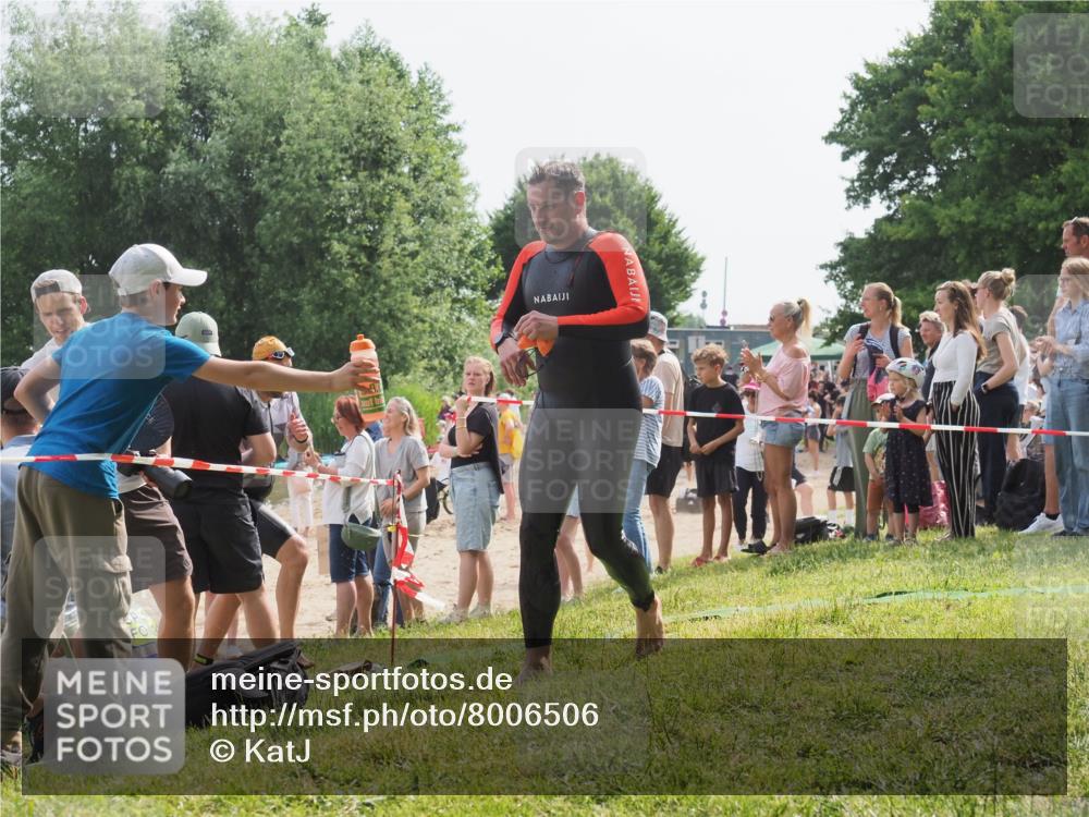 15.06.2025 - 27. Vierlanden-Triathlon KatJ http://msf.ph/oto/8006506 15.06.2025 10:05:39 Schwimmen 366, 378, 401, 409, 413 meine-sportfotos.de