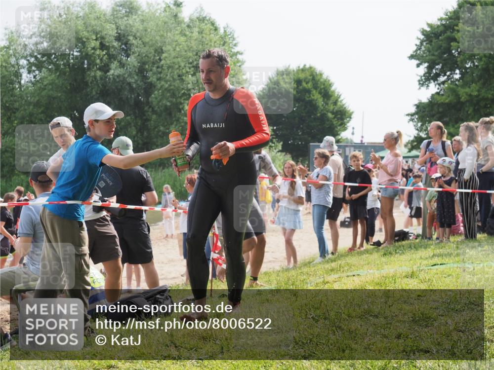 15.06.2025 - 27. Vierlanden-Triathlon KatJ http://msf.ph/oto/8006522 15.06.2025 10:05:39 Schwimmen 366, 378, 401, 409, 413 meine-sportfotos.de