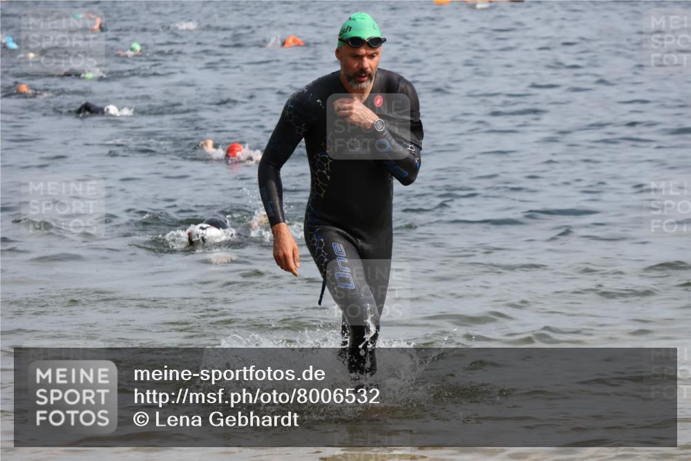 15.06.2025 - 27. Vierlanden-Triathlon Lena Gebhardt http://msf.ph/oto/8006532 15.06.2025 10:04:29 Schwimmen 404, 426 meine-sportfotos.de