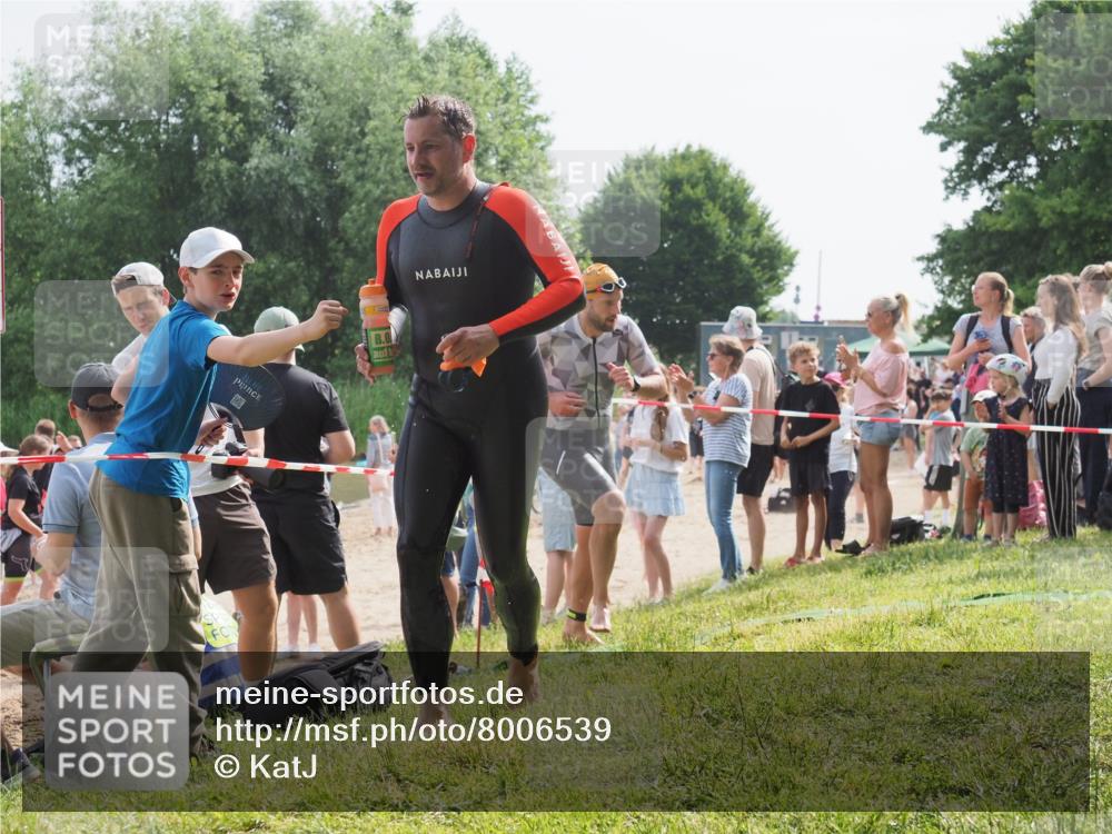 15.06.2025 - 27. Vierlanden-Triathlon KatJ http://msf.ph/oto/8006539 15.06.2025 10:05:40 Schwimmen 366, 378, 401, 413 meine-sportfotos.de