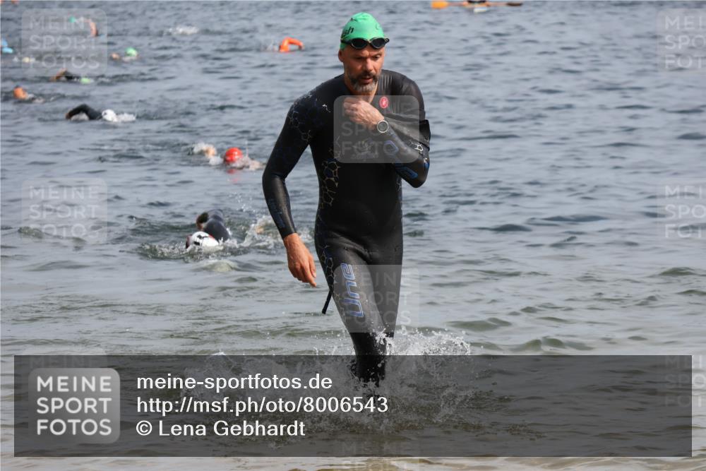 15.06.2025 - 27. Vierlanden-Triathlon Lena Gebhardt http://msf.ph/oto/8006543 15.06.2025 10:04:29 Schwimmen 404, 426 meine-sportfotos.de