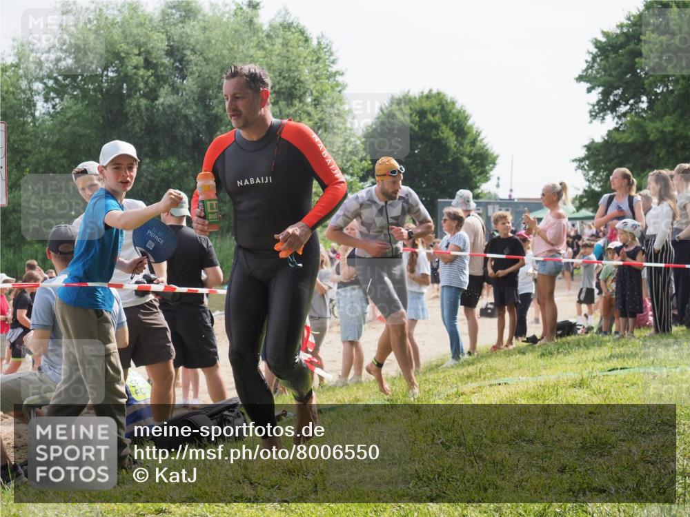 15.06.2025 - 27. Vierlanden-Triathlon KatJ http://msf.ph/oto/8006550 15.06.2025 10:05:40 Schwimmen 366, 378, 401, 413 meine-sportfotos.de