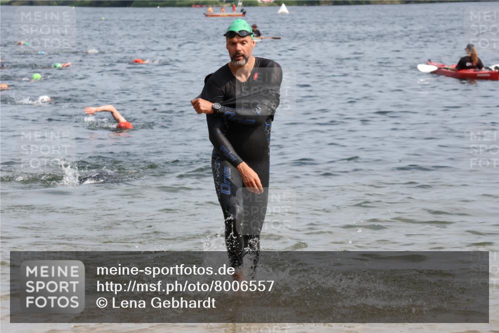 15.06.2025 - 27. Vierlanden-Triathlon Lena Gebhardt http://msf.ph/oto/8006557 15.06.2025 10:04:29 Schwimmen 404, 426 meine-sportfotos.de