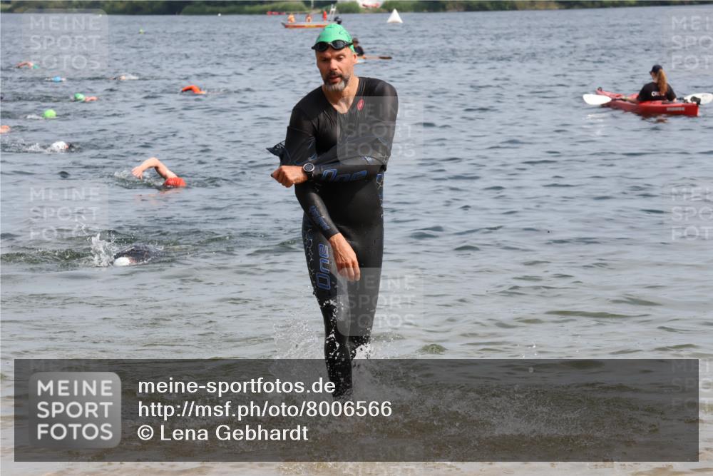 15.06.2025 - 27. Vierlanden-Triathlon Lena Gebhardt http://msf.ph/oto/8006566 15.06.2025 10:04:30 Schwimmen 404, 426, 452 meine-sportfotos.de