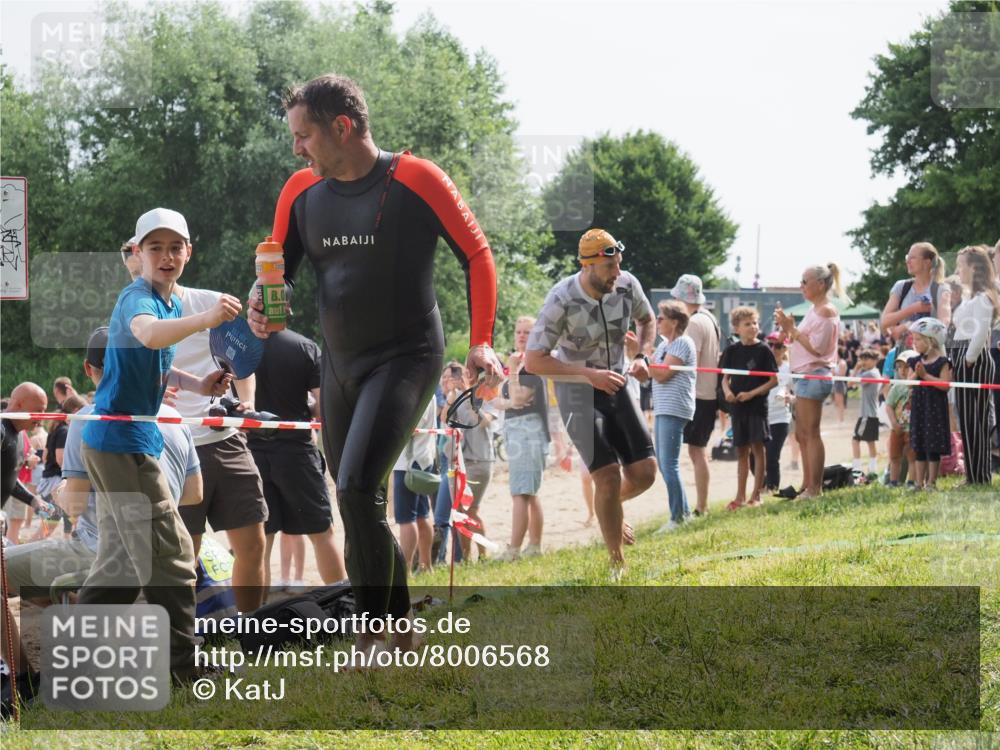 15.06.2025 - 27. Vierlanden-Triathlon KatJ http://msf.ph/oto/8006568 15.06.2025 10:05:40 Schwimmen 366, 378, 401, 413 meine-sportfotos.de