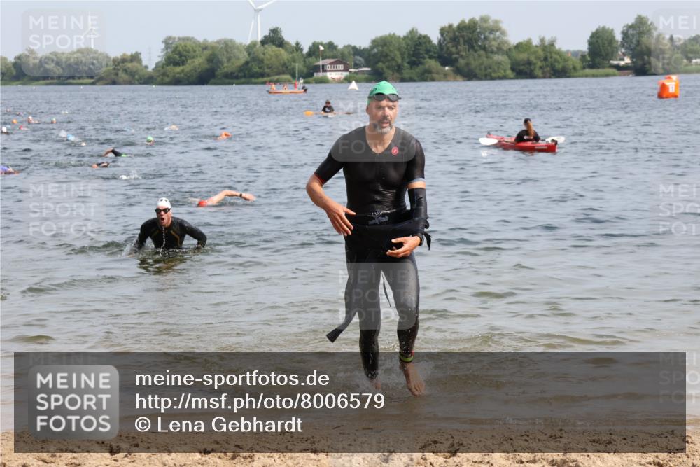 15.06.2025 - 27. Vierlanden-Triathlon Lena Gebhardt http://msf.ph/oto/8006579 15.06.2025 10:04:30 Schwimmen 404, 426, 452 meine-sportfotos.de