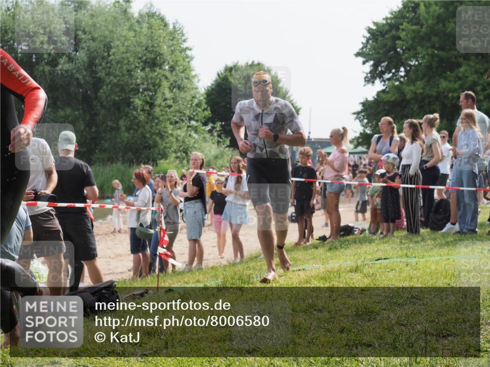 15.06.2025 - 27. Vierlanden-Triathlon KatJ http://msf.ph/oto/8006580 15.06.2025 10:05:40 Schwimmen 366, 378, 401, 413 meine-sportfotos.de