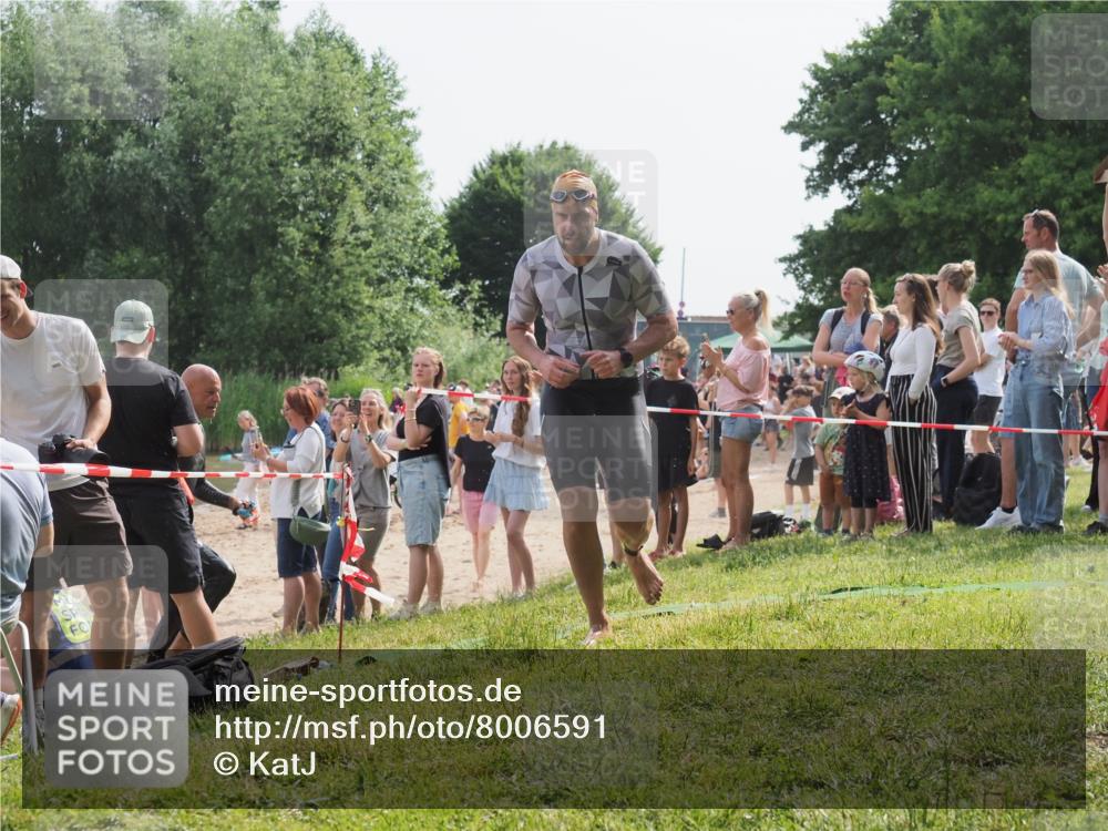 15.06.2025 - 27. Vierlanden-Triathlon KatJ http://msf.ph/oto/8006591 15.06.2025 10:05:41 Schwimmen 366, 378, 401, 413, 450 meine-sportfotos.de