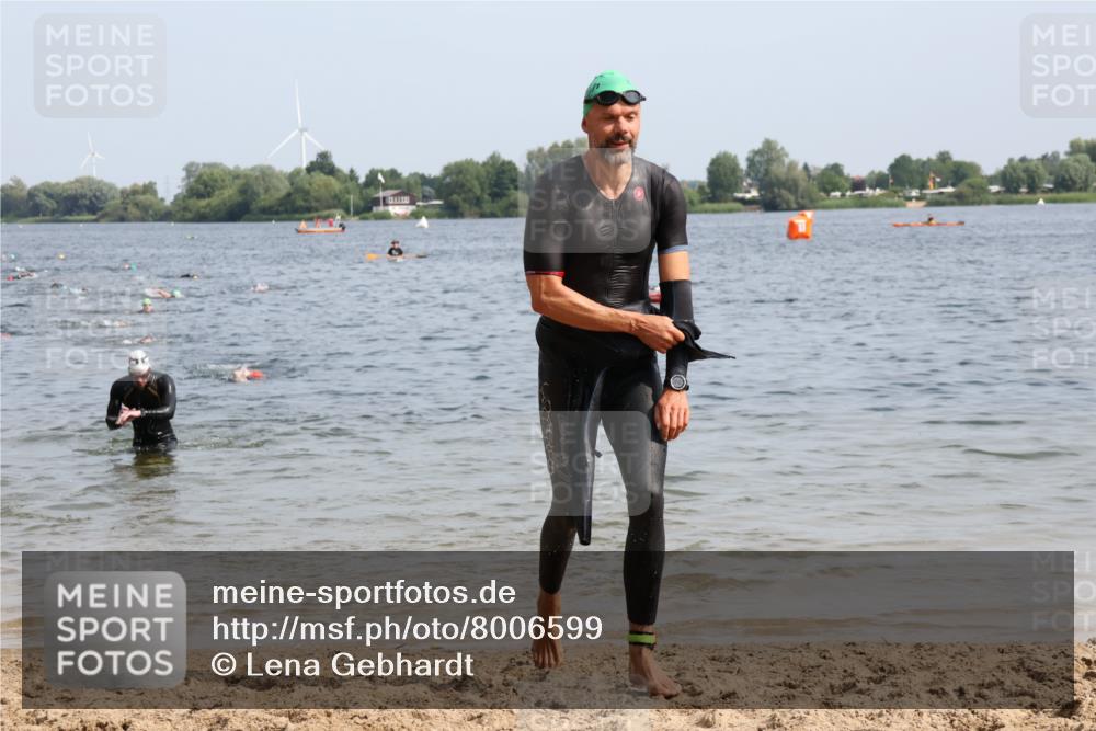 15.06.2025 - 27. Vierlanden-Triathlon Lena Gebhardt http://msf.ph/oto/8006599 15.06.2025 10:04:32 Schwimmen 390, 404, 426, 452 meine-sportfotos.de