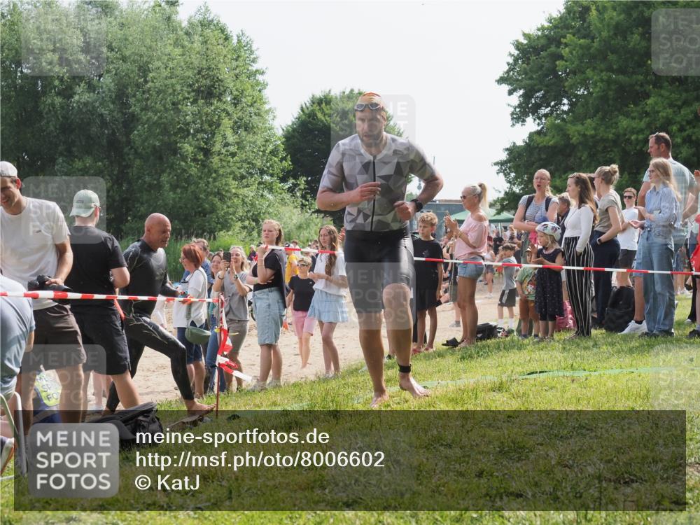 15.06.2025 - 27. Vierlanden-Triathlon KatJ http://msf.ph/oto/8006602 15.06.2025 10:05:41 Schwimmen 366, 378, 401, 413, 450 meine-sportfotos.de