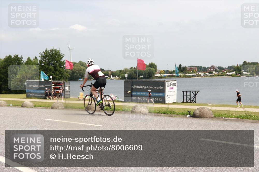 21.06.2025 - 27. Vierlanden-Triathlon H.Heesch http://msf.ph/oto/8006609 15.06.2025 11:59:35 Radfahren 789 meine-sportfotos.de