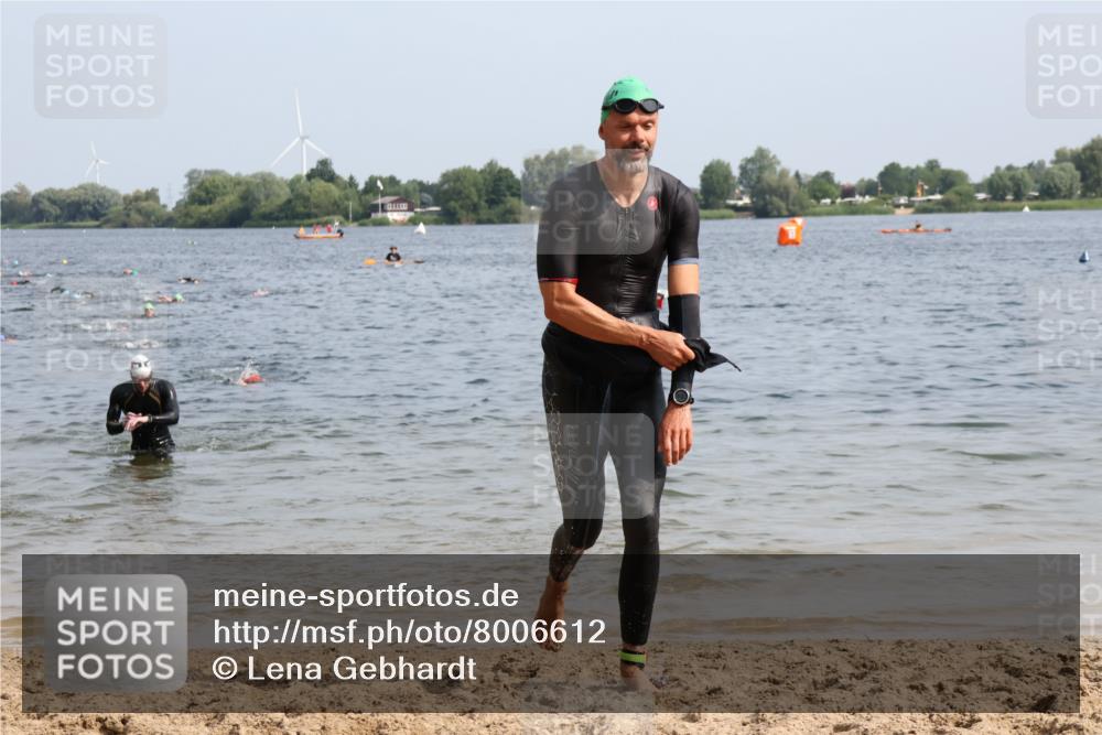 15.06.2025 - 27. Vierlanden-Triathlon Lena Gebhardt http://msf.ph/oto/8006612 15.06.2025 10:04:32 Schwimmen 390, 404, 426, 452 meine-sportfotos.de