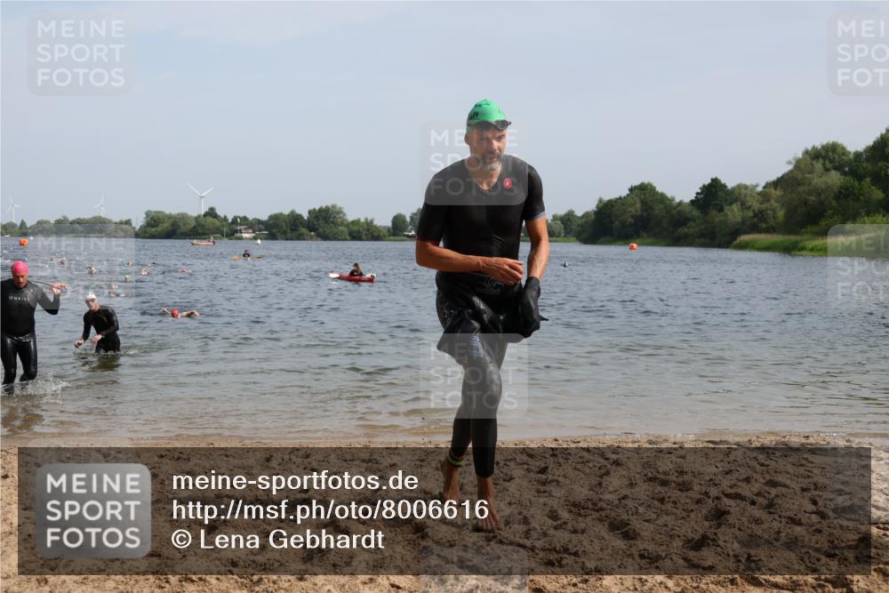 15.06.2025 - 27. Vierlanden-Triathlon Lena Gebhardt http://msf.ph/oto/8006616 15.06.2025 10:04:33 Schwimmen 390, 404, 452 meine-sportfotos.de