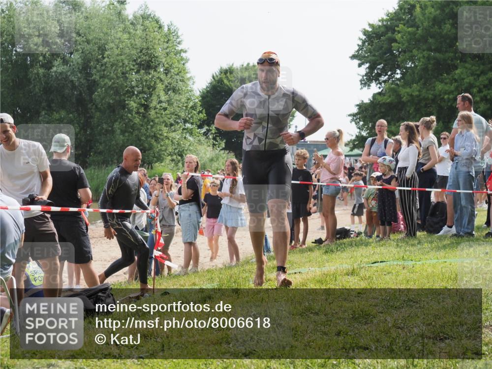 15.06.2025 - 27. Vierlanden-Triathlon KatJ http://msf.ph/oto/8006618 15.06.2025 10:05:41 Schwimmen 366, 378, 401, 413, 450 meine-sportfotos.de