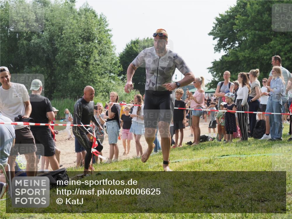 15.06.2025 - 27. Vierlanden-Triathlon KatJ http://msf.ph/oto/8006625 15.06.2025 10:05:41 Schwimmen 366, 378, 401, 413, 450 meine-sportfotos.de