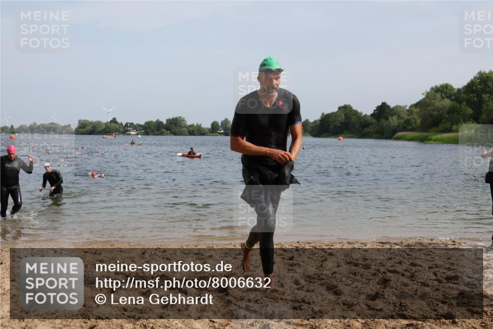 15.06.2025 - 27. Vierlanden-Triathlon Lena Gebhardt http://msf.ph/oto/8006632 15.06.2025 10:04:33 Schwimmen 390, 404, 452 meine-sportfotos.de