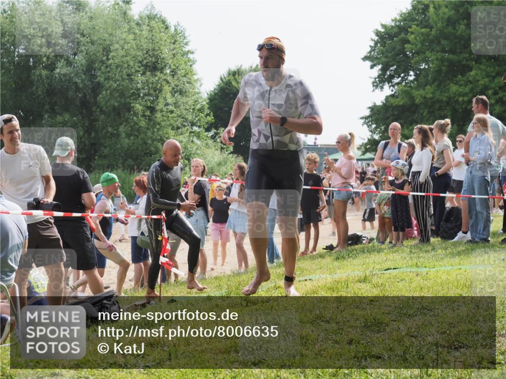 15.06.2025 - 27. Vierlanden-Triathlon KatJ http://msf.ph/oto/8006635 15.06.2025 10:05:41 Schwimmen 366, 378, 401, 413, 450 meine-sportfotos.de