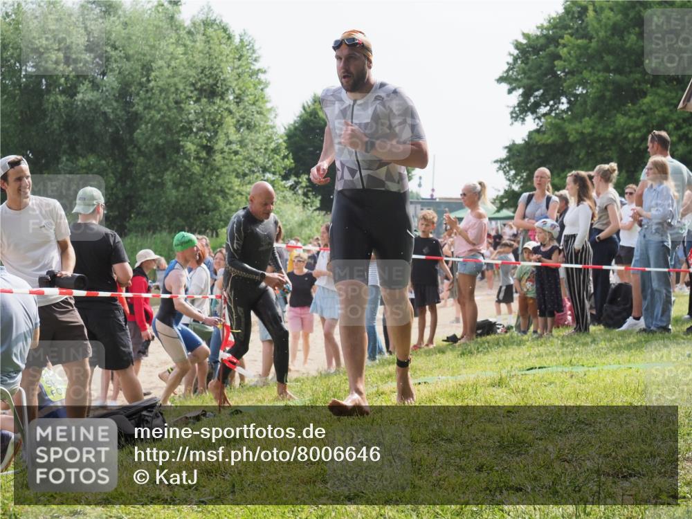 15.06.2025 - 27. Vierlanden-Triathlon KatJ http://msf.ph/oto/8006646 15.06.2025 10:05:41 Schwimmen 366, 378, 401, 413, 450 meine-sportfotos.de