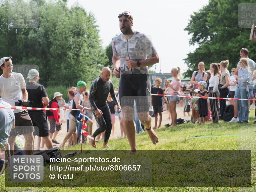 15.06.2025 - 27. Vierlanden-Triathlon KatJ http://msf.ph/oto/8006657 15.06.2025 10:05:41 Schwimmen 366, 378, 401, 413, 450 meine-sportfotos.de