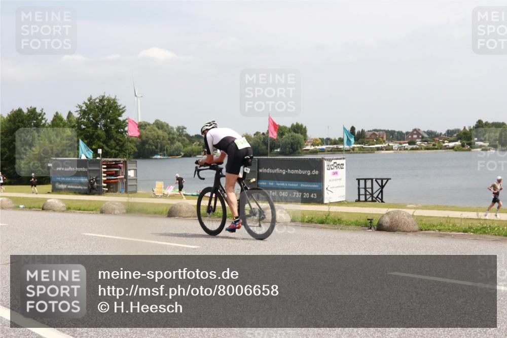 21.06.2025 - 27. Vierlanden-Triathlon H.Heesch http://msf.ph/oto/8006658 15.06.2025 11:59:43 Radfahren 661, 672, 719, 921 meine-sportfotos.de