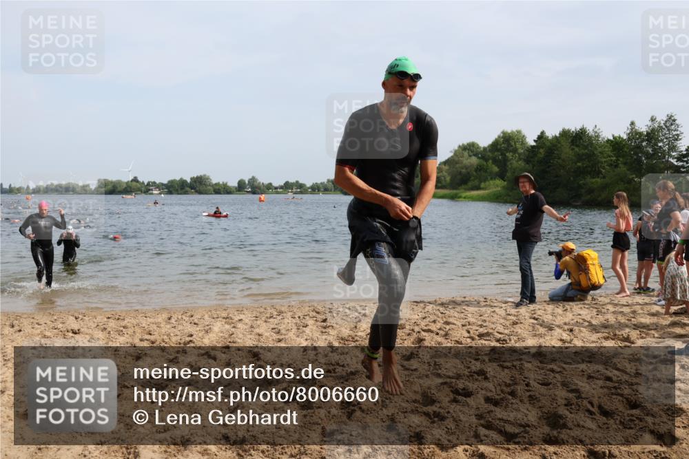 15.06.2025 - 27. Vierlanden-Triathlon Lena Gebhardt http://msf.ph/oto/8006660 15.06.2025 10:04:34 Schwimmen 390, 404, 452 meine-sportfotos.de