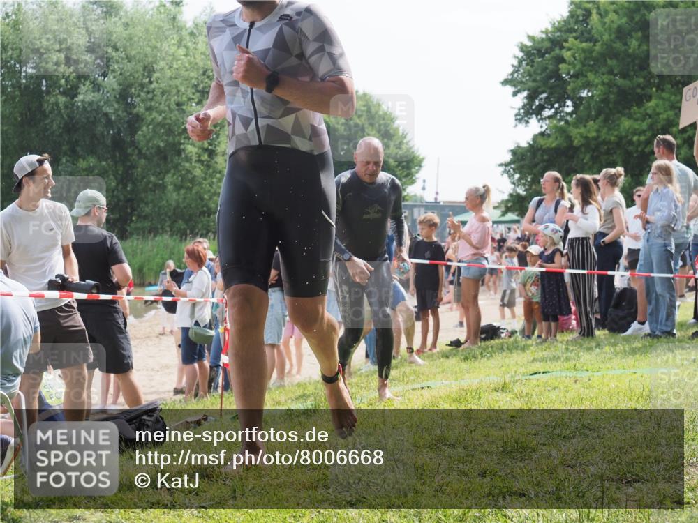 15.06.2025 - 27. Vierlanden-Triathlon KatJ http://msf.ph/oto/8006668 15.06.2025 10:05:42 Schwimmen 366, 378, 392, 401, 413, 450 meine-sportfotos.de