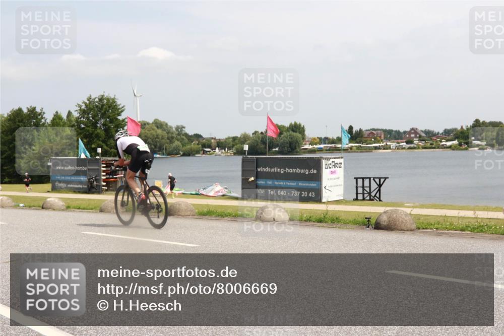 21.06.2025 - 27. Vierlanden-Triathlon H.Heesch http://msf.ph/oto/8006669 15.06.2025 11:59:43 Radfahren 661, 672, 719, 921 meine-sportfotos.de