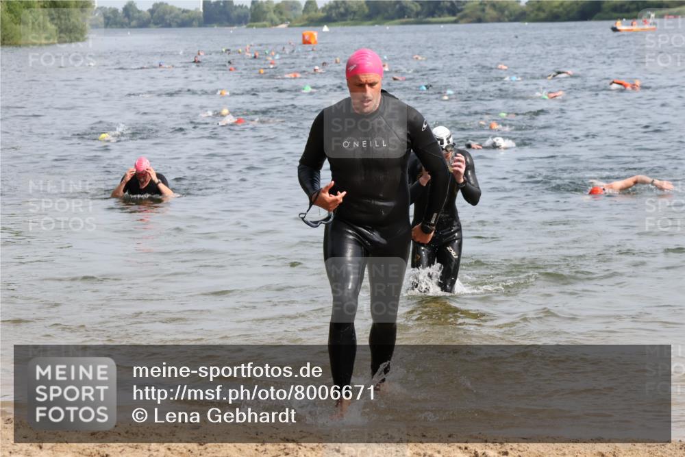 15.06.2025 - 27. Vierlanden-Triathlon Lena Gebhardt http://msf.ph/oto/8006671 15.06.2025 10:04:35 Schwimmen 390, 404, 452 meine-sportfotos.de