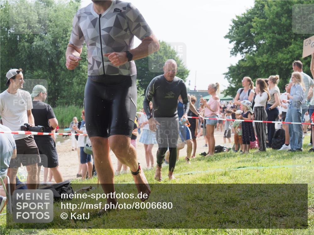 15.06.2025 - 27. Vierlanden-Triathlon KatJ http://msf.ph/oto/8006680 15.06.2025 10:05:42 Schwimmen 366, 378, 392, 401, 413, 450 meine-sportfotos.de