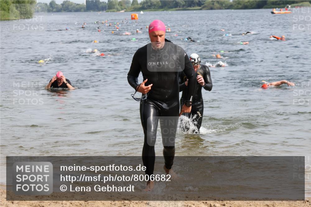 15.06.2025 - 27. Vierlanden-Triathlon Lena Gebhardt http://msf.ph/oto/8006682 15.06.2025 10:04:35 Schwimmen 390, 404, 452 meine-sportfotos.de
