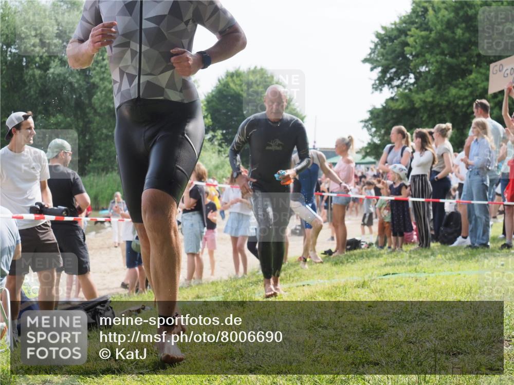 15.06.2025 - 27. Vierlanden-Triathlon KatJ http://msf.ph/oto/8006690 15.06.2025 10:05:42 Schwimmen 366, 378, 392, 401, 413, 450 meine-sportfotos.de