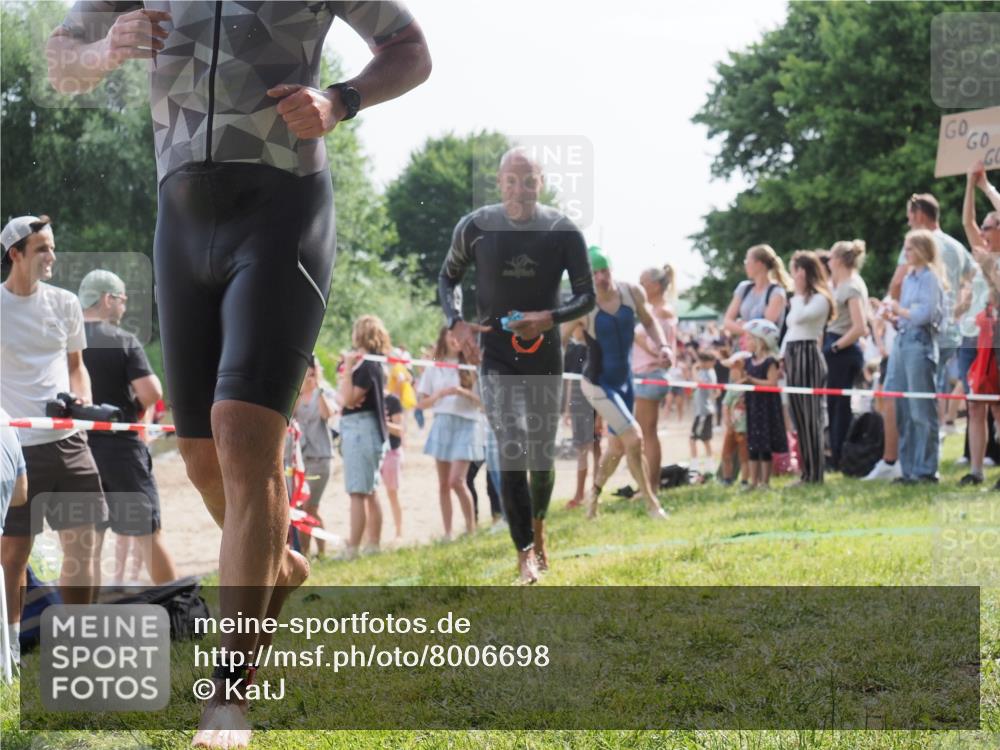 15.06.2025 - 27. Vierlanden-Triathlon KatJ http://msf.ph/oto/8006698 15.06.2025 10:05:42 Schwimmen 366, 378, 392, 401, 413, 450 meine-sportfotos.de