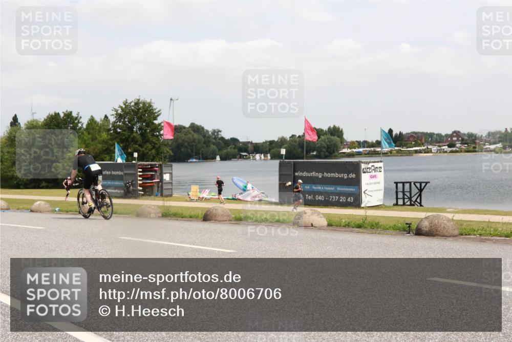 21.06.2025 - 27. Vierlanden-Triathlon H.Heesch http://msf.ph/oto/8006706 15.06.2025 12:06:52 Radfahren 825, 852, 959 meine-sportfotos.de