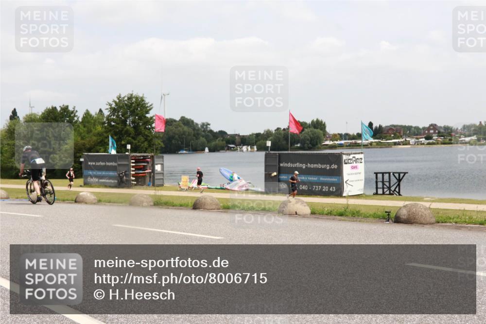 21.06.2025 - 27. Vierlanden-Triathlon H.Heesch http://msf.ph/oto/8006715 15.06.2025 12:06:52 Radfahren 825, 852, 959 meine-sportfotos.de