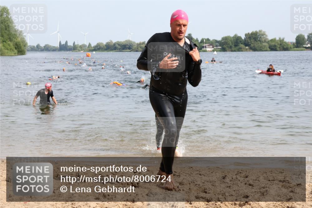 15.06.2025 - 27. Vierlanden-Triathlon Lena Gebhardt http://msf.ph/oto/8006724 15.06.2025 10:04:38 Schwimmen 390, 404, 452 meine-sportfotos.de