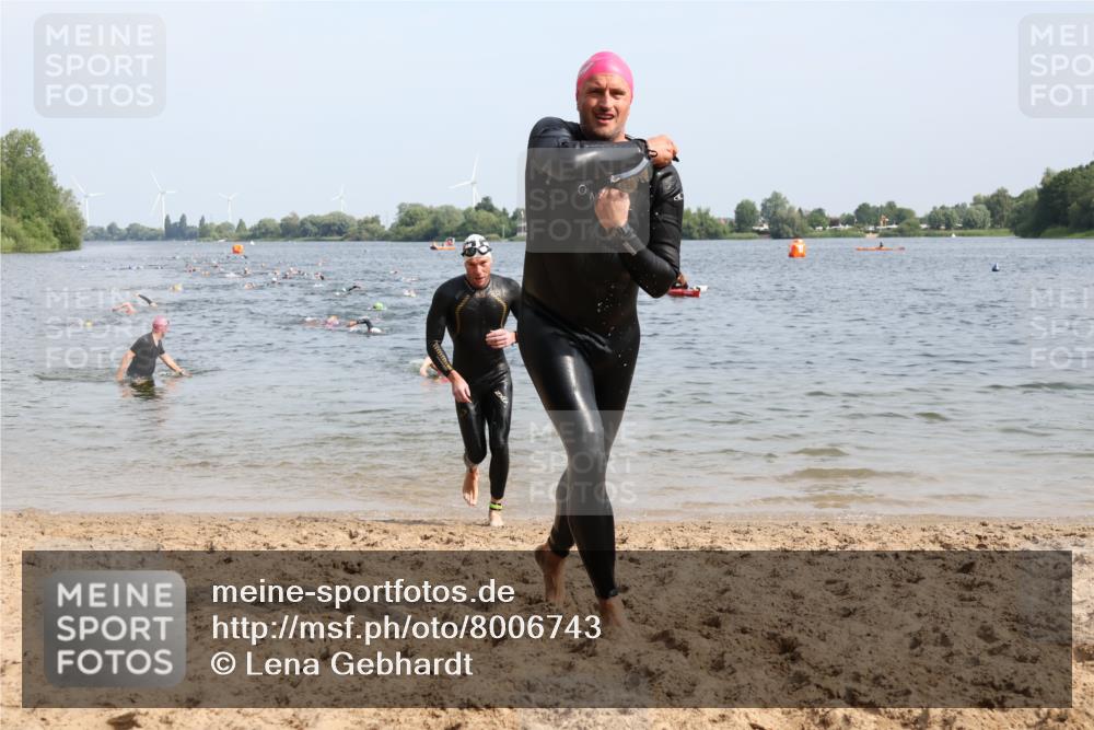 15.06.2025 - 27. Vierlanden-Triathlon Lena Gebhardt http://msf.ph/oto/8006743 15.06.2025 10:04:39 Schwimmen 390, 404, 452 meine-sportfotos.de