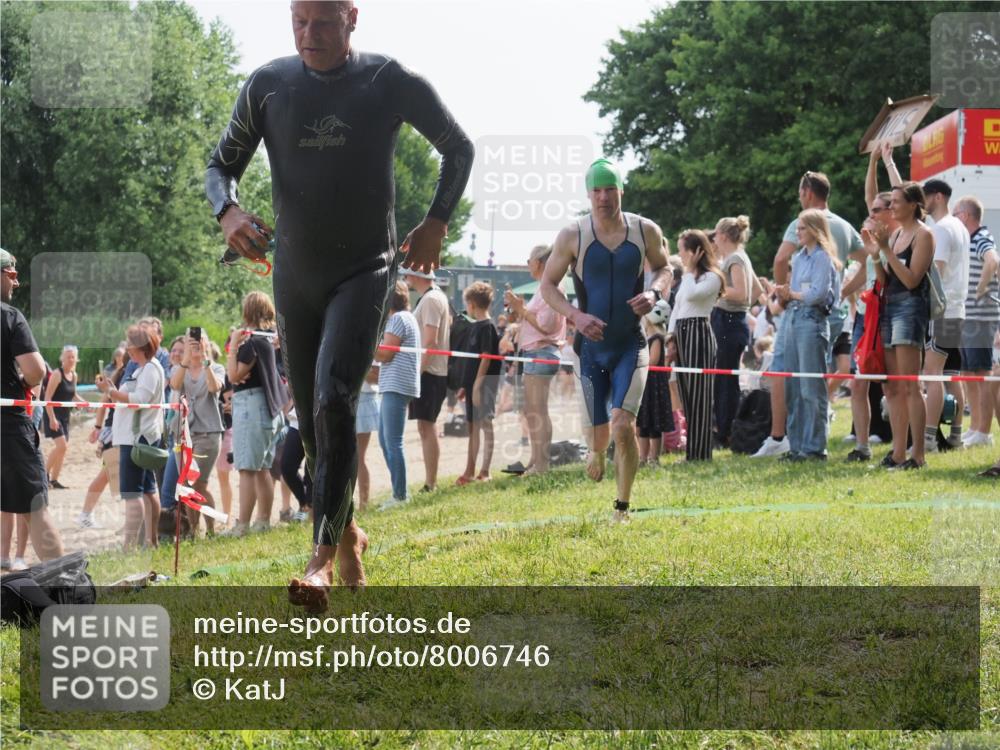 15.06.2025 - 27. Vierlanden-Triathlon KatJ http://msf.ph/oto/8006746 15.06.2025 10:05:43 Schwimmen 366, 378, 392, 401, 413, 450 meine-sportfotos.de