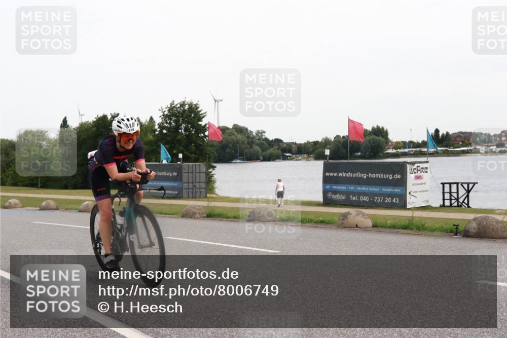15.06.2025 - 27. Vierlanden-Triathlon H.Heesch http://msf.ph/oto/8006749 15.06.2025 10:40:32 Radfahren 228, 304 meine-sportfotos.de