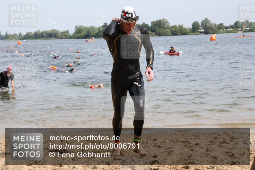 15.06.2025 - 27. Vierlanden-Triathlon Lena Gebhardt http://msf.ph/oto/8006791 15.06.2025 10:04:40 Schwimmen 390, 404, 452 meine-sportfotos.de