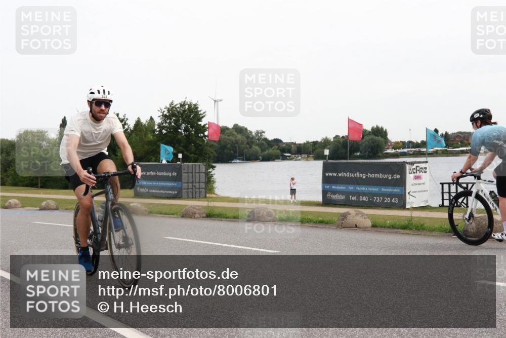 15.06.2025 - 27. Vierlanden-Triathlon H.Heesch http://msf.ph/oto/8006801 15.06.2025 10:40:43 Radfahren 9, 253, 309 meine-sportfotos.de