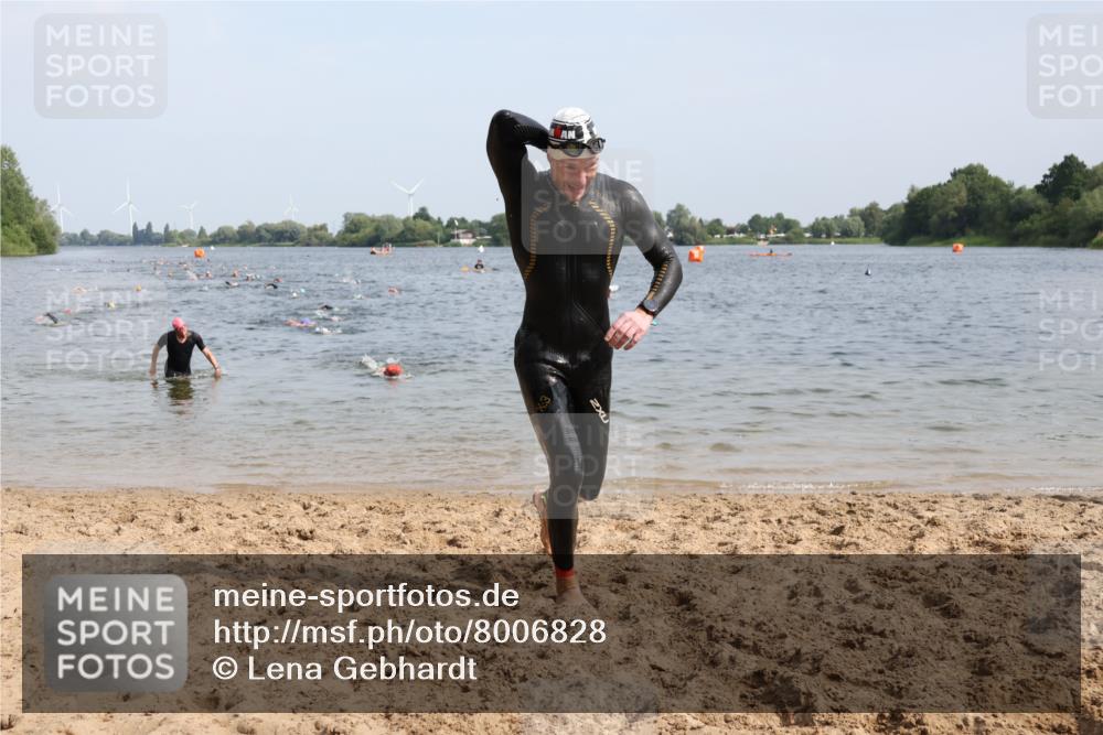 15.06.2025 - 27. Vierlanden-Triathlon Lena Gebhardt http://msf.ph/oto/8006828 15.06.2025 10:04:41 Schwimmen 389, 390, 404, 452 meine-sportfotos.de