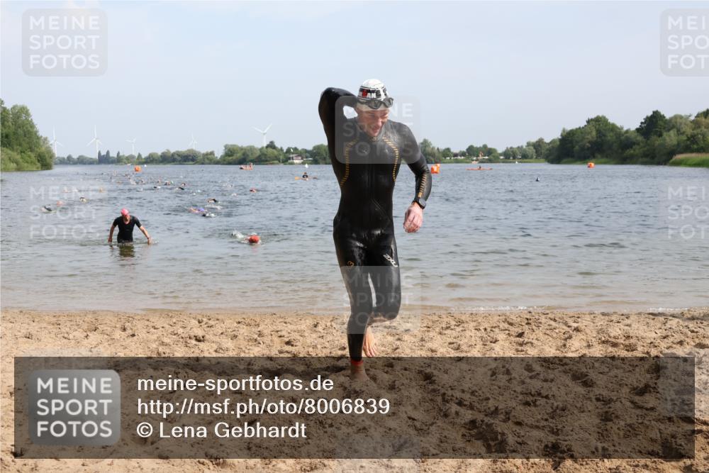 15.06.2025 - 27. Vierlanden-Triathlon Lena Gebhardt http://msf.ph/oto/8006839 15.06.2025 10:04:41 Schwimmen 389, 390, 404, 452 meine-sportfotos.de