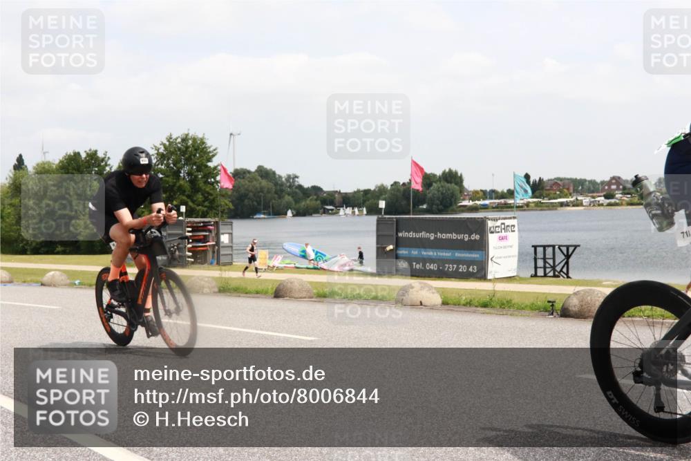 21.06.2025 - 27. Vierlanden-Triathlon H.Heesch http://msf.ph/oto/8006844 15.06.2025 12:06:56 Radfahren 718, 825, 879, 950, 959 meine-sportfotos.de
