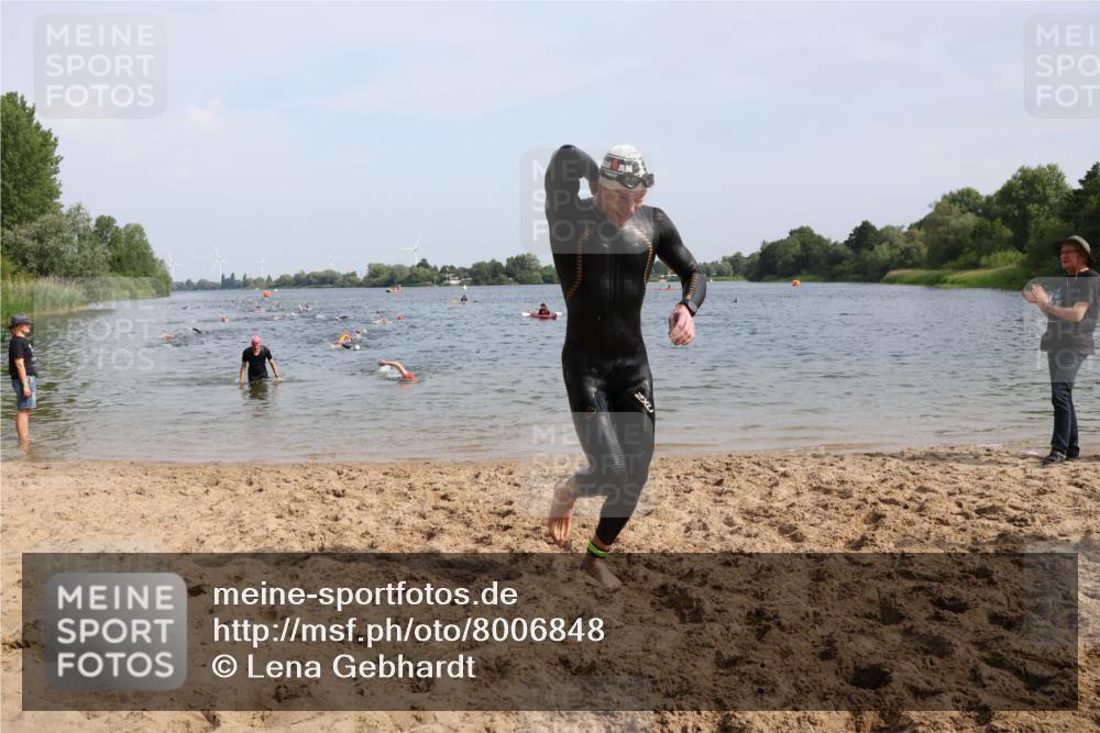 15.06.2025 - 27. Vierlanden-Triathlon Lena Gebhardt http://msf.ph/oto/8006848 15.06.2025 10:04:41 Schwimmen 389, 390, 404, 452 meine-sportfotos.de