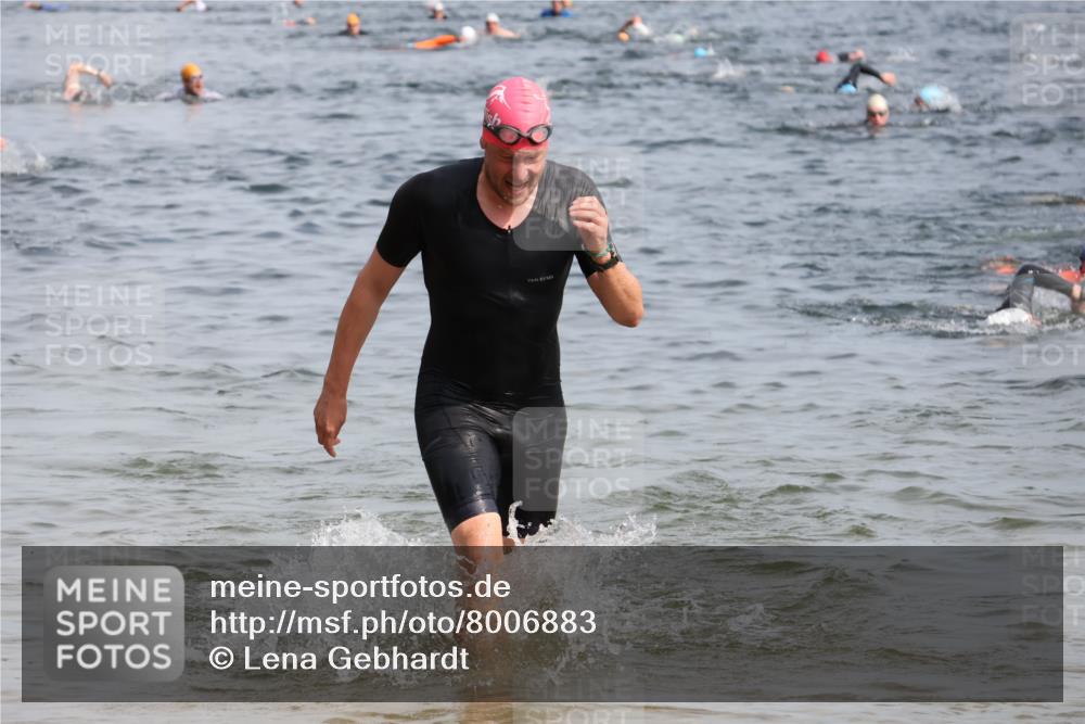 15.06.2025 - 27. Vierlanden-Triathlon Lena Gebhardt http://msf.ph/oto/8006883 15.06.2025 10:04:46 Schwimmen 389, 390, 400, 452 meine-sportfotos.de