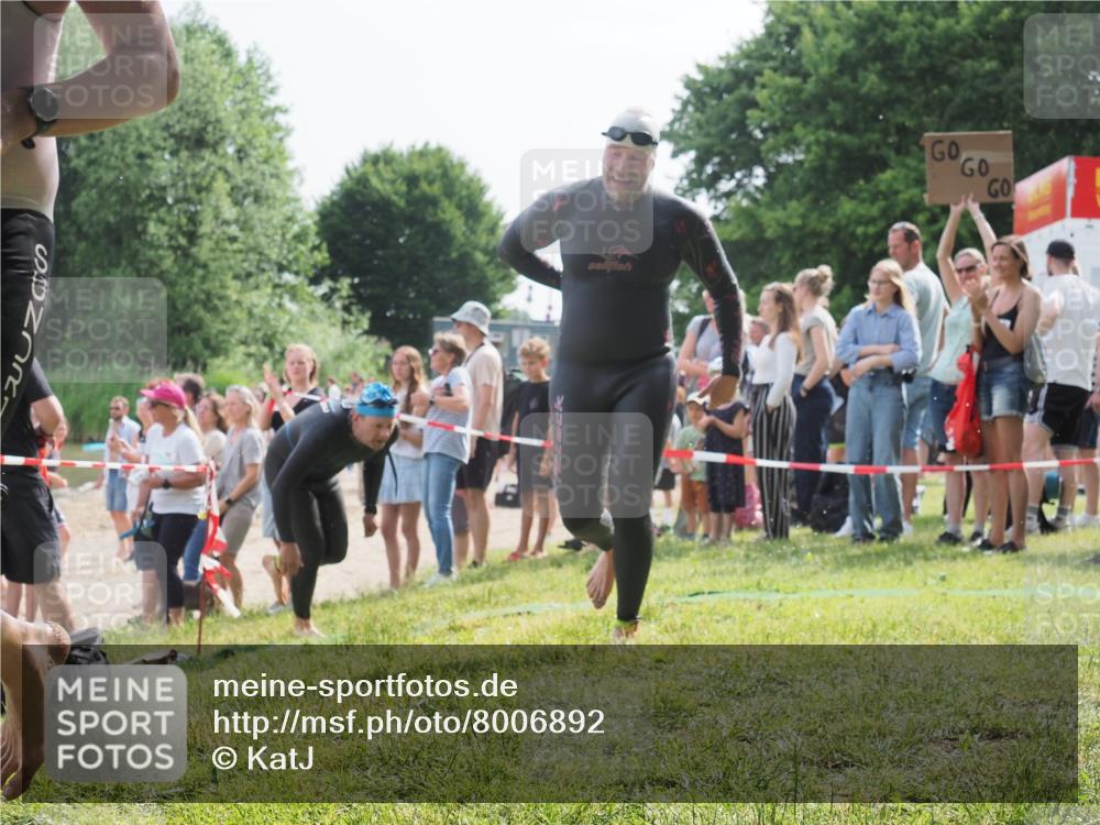 15.06.2025 - 27. Vierlanden-Triathlon KatJ http://msf.ph/oto/8006892 15.06.2025 10:05:50 Schwimmen 392, 401, 413, 435, 442, 450 meine-sportfotos.de