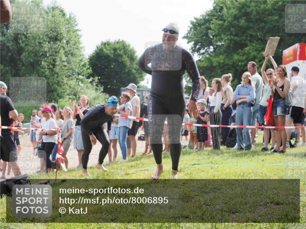 15.06.2025 - 27. Vierlanden-Triathlon KatJ http://msf.ph/oto/8006895 15.06.2025 10:05:50 Schwimmen 392, 401, 413, 435, 442, 450 meine-sportfotos.de
