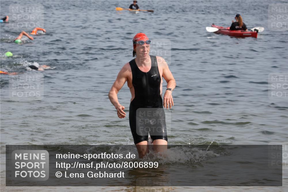15.06.2025 - 27. Vierlanden-Triathlon Lena Gebhardt http://msf.ph/oto/8006899 15.06.2025 10:04:47 Schwimmen 389, 390, 400, 452 meine-sportfotos.de